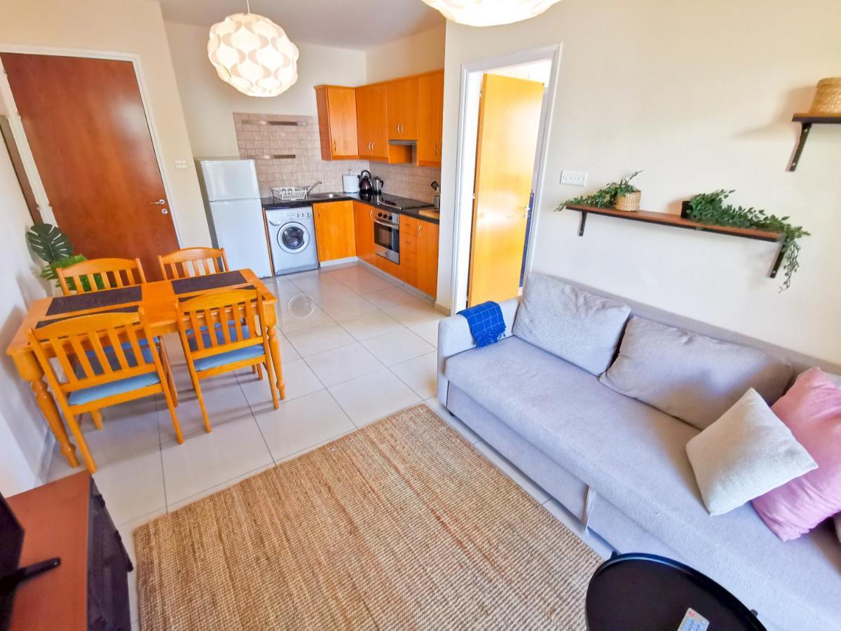 Sunny Pool Apartment Вороклини Экстерьер фото